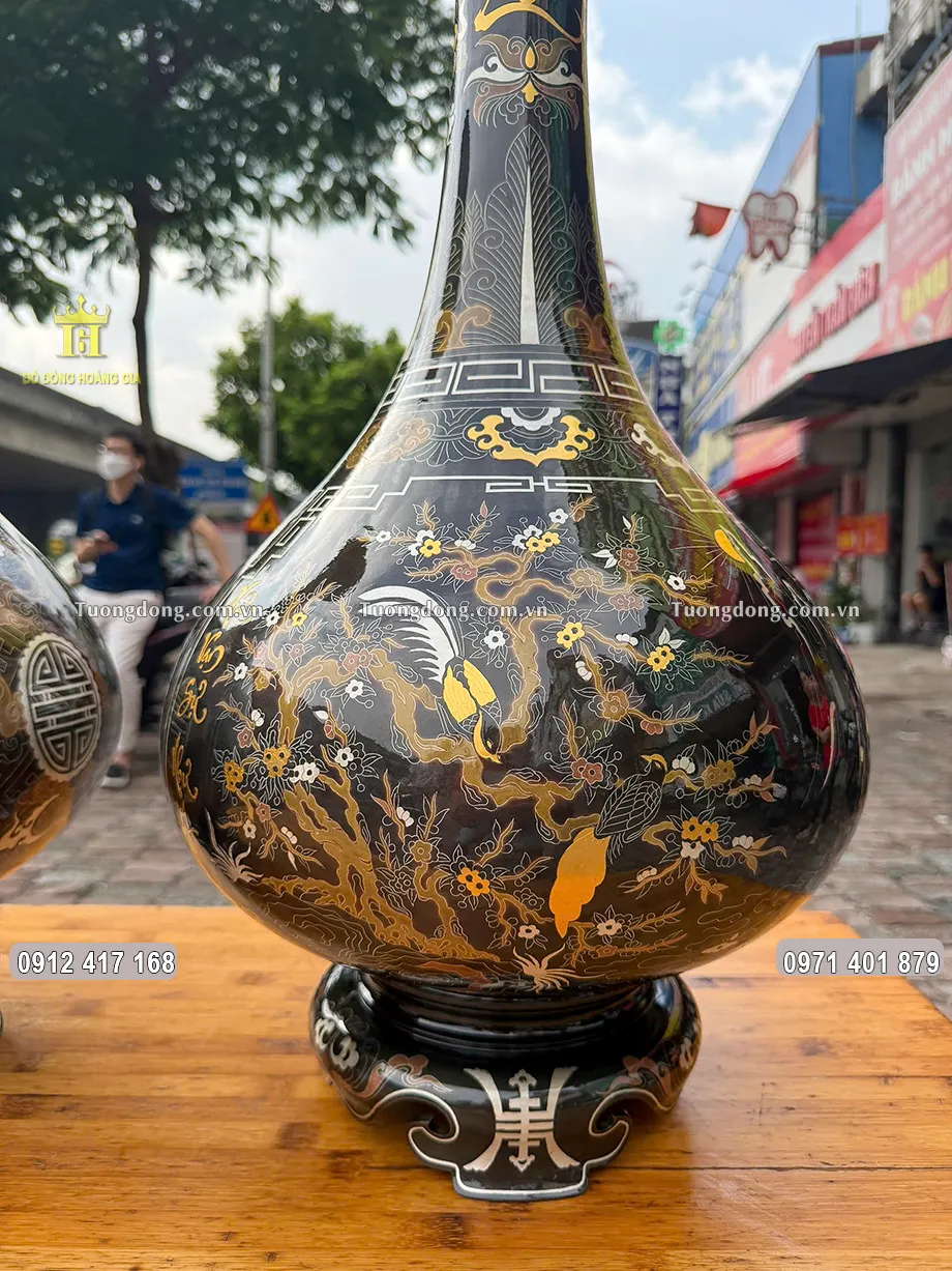Họa tiết hoa mai, chim muông được chạm khảm sinh động